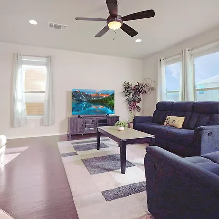 Peaceful Home Near I-10 For Extended Family Stays!